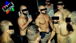 PRETE DEL POTENTINO FOTOGRAFATO SEMINUDO IN UN LOCALE GAY A NAPOLI!