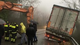 ATTENZIONE: CAMION SBANDA E FINISCE IN BILICO SUL CIGLIO DELLA STRADA! SP 94 PER VIETRI DI POTENZA CHIUSA!