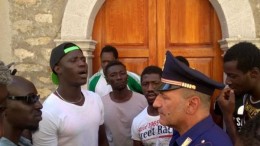 PROTESTA DEI MIGRANTI AI QUALI "NON PIACE IL NOSTRO CIBO!"